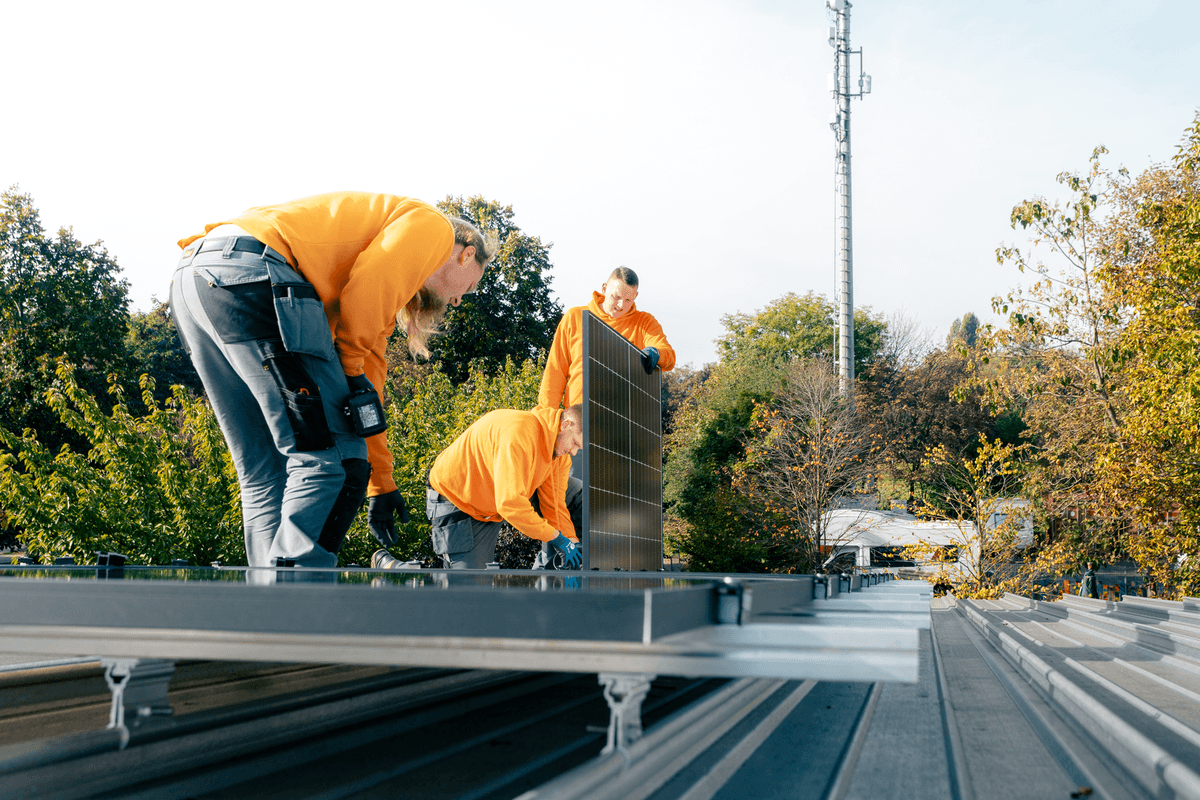 Installation einer Photovoltaikanlage durch unsere eigenen Montageteams aus Sachsen-Anhalt von eab solar