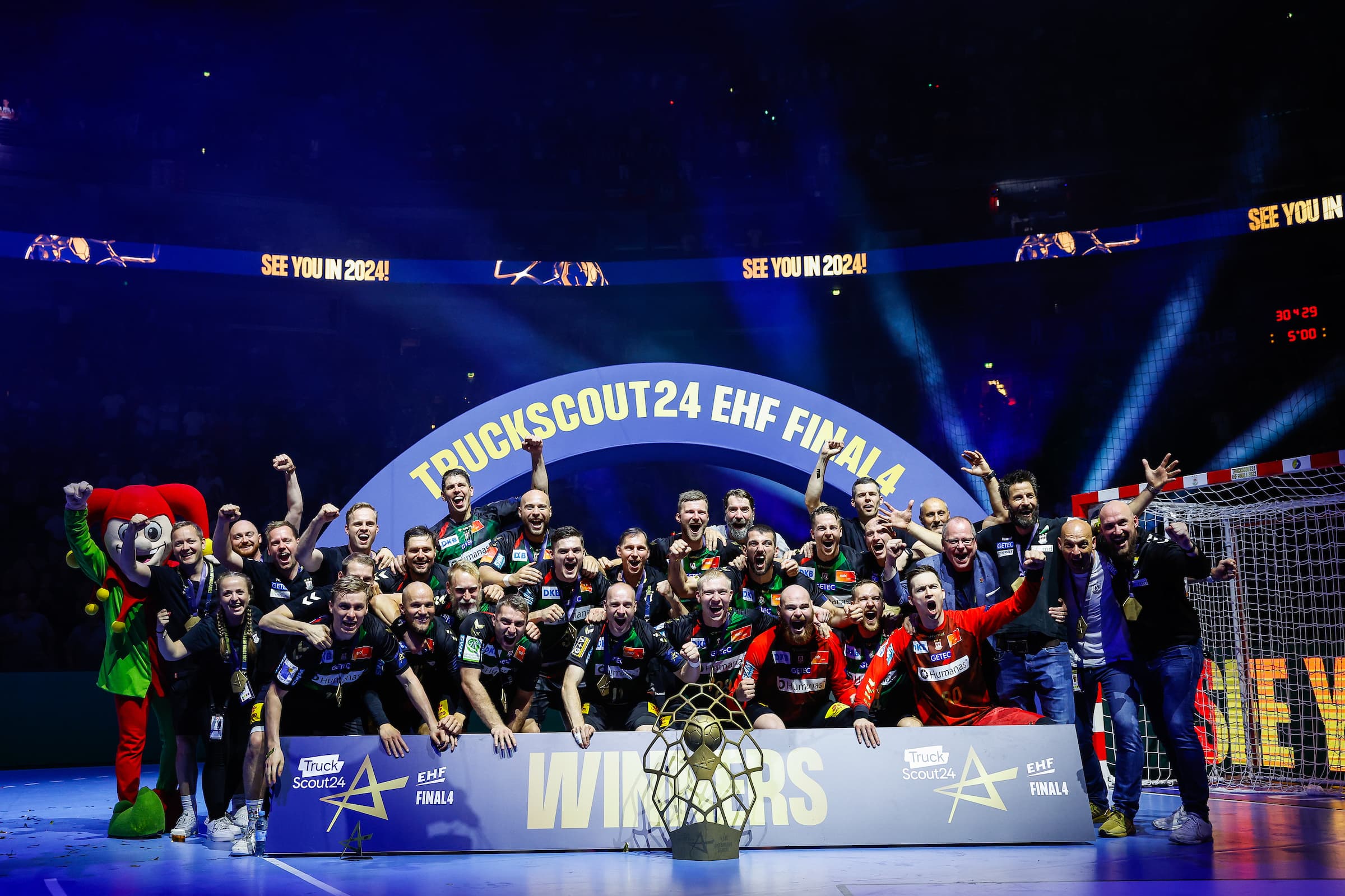 Handballer des SC Magdeburg feiern den Champions League Sieg 2022/2023