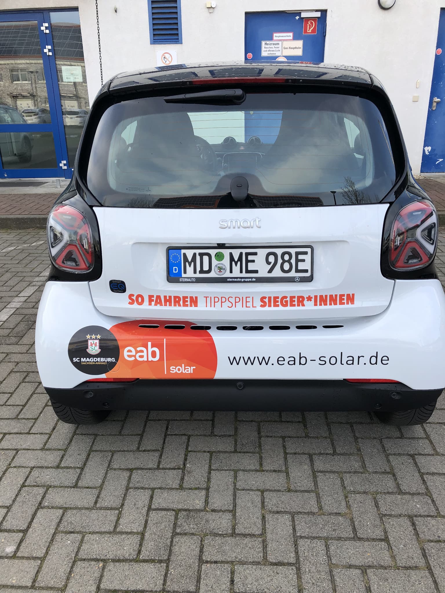 Abbildung 1 - Der SCM und eab solar Gewinnspiel eSmart von Hinten