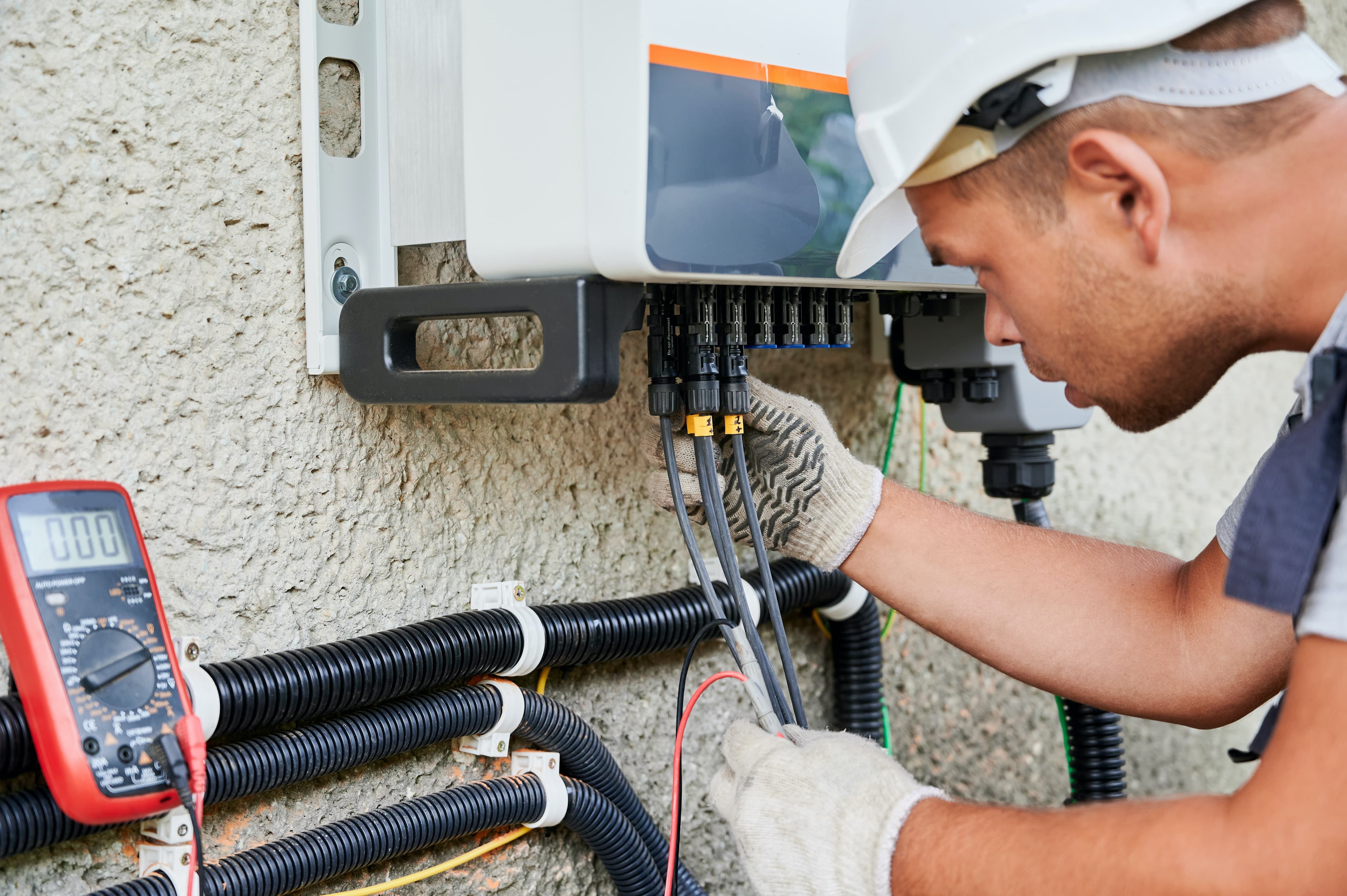 Elektroinstallateur überprüft Ihre Photovoltaikanlage für die Wartung und Instandhaltung