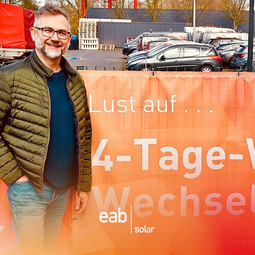 Die 4-Tage-Woche bei eab solar ☀️

Am 14.05.24 schreibt die Volksstimme:

Vier Tage arbeiten, drei Tage frei – und das bei vollem Gehalt. Was für manche Branchen nicht machbar klingt, ist beim Magdeburger Unternehmen eab solar schon längst gelebter Alltag. Hier haben die Angestellten von Freitag bis Sonntag frei.

Das Unternehmen ist ein regional tätiger Fachbetrieb für die Beratung, Planung, Installation und Wartung von Photovoltaikanlagen. Rund 30 Mitarbeiter sind hier beschäftigt. Geschäftsführer Michael Embach weiß, heutzutage muss er den Arbeitnehmern etwas bieten: „Als Unternehmer muss man ja immer schauen, wo geht die Reise hin, wie bleibt man als Arbeitgeber
attraktiv.“ Anfang des Jahres hat er die Vier-Tage-Woche eingeführt und gleichzeitig die Arbeitszeit seiner Beschäftigten bei vollem Lohnausgleich von 40 auf 37 Stunden reduziert. Konkret bedeutet es, dass alle Mitarbeiter an vier Tagen 9 Stunden und 15 Minuten arbeiten.

Freitags habe das Unternehmen nun geschlossen – was mehr Vorteile als Nachteile mit sich bringt, sagt er. Für die Monteure sei es beispielsweise von Vorteil, eine Stunde mehr zur Verfügung zu haben, um Projekte abzuschließen, anstatt am nächsten Tage wieder zum Kunden zu fahren.

Du willst 4 Tage arbeiten & 3 Tage frei bei vollem Gehalt?
https://eab-solar.de/karriere 👈🏼

📷 & 🖋️ Michaela Schröder für @volksstimme.de

#eabsolar #eabsolarmagdeburg #eabsonnenhelden #solarenergie #solarstrom #solarpower #photovoltaik #solar #erneuerbareenergie #nachhaltig #zukunftgestalten #elektromobilität #fürunsereregion #sachsenanhalt #magdeburg

@unserlandsachsenanhalt