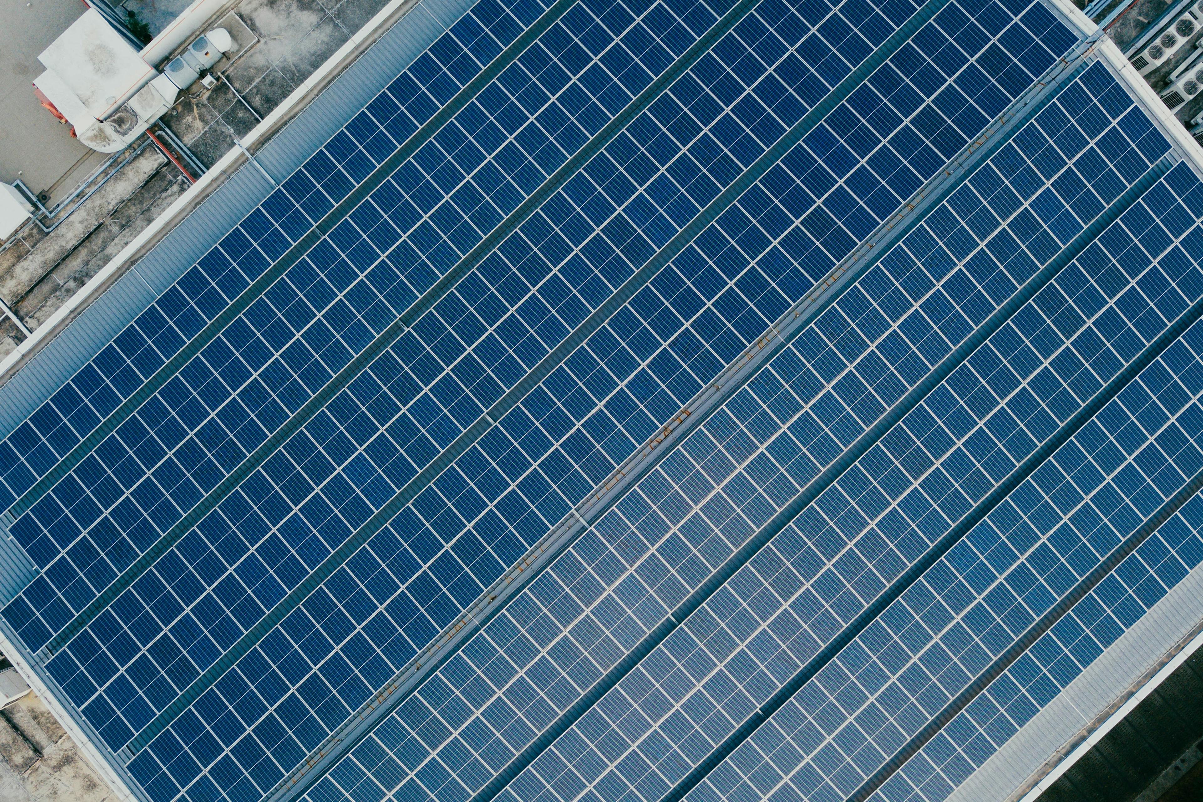 Experten von eab solar beraten ein Gewerbeunternehmen zu Photovoltaik-Lösungen