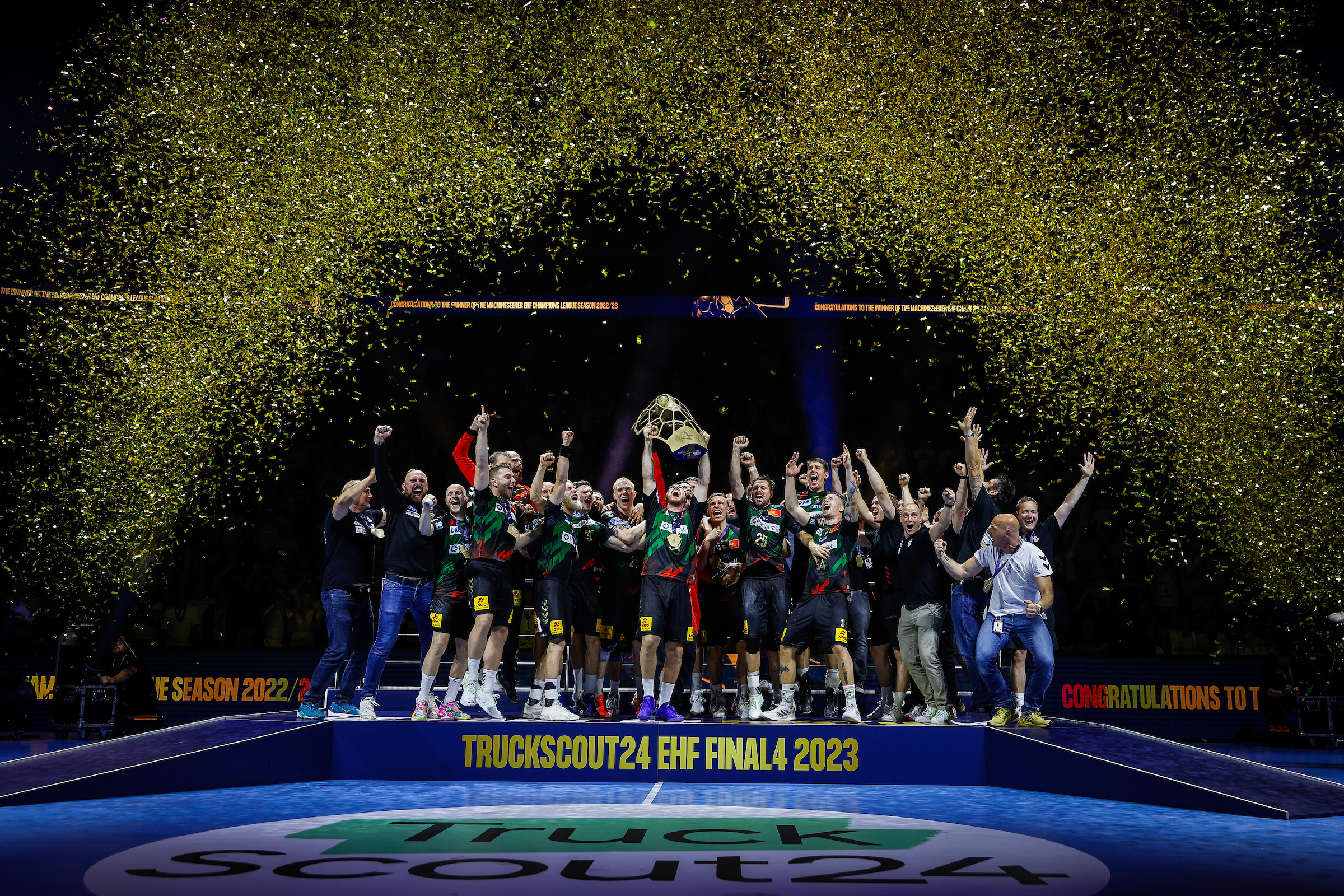 eab solar freut sich gemeinsam mit den Handballern vom SCM über den Gewinn der Deutschen Meisterschaft.